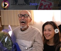 伊藤智生監督につられるように笑顔を見せる朝岡実嶺＝朝岡実嶺のインスタグラム＠mirei_asaokaより