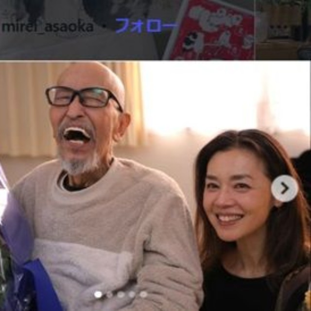 伊藤智生監督につられるように笑顔を見せる朝岡実嶺＝朝岡実嶺のインスタグラム＠mirei_asaokaより