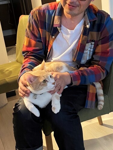 「お父さんは、僕にぞっこん。いつも一緒にテレビを見るんだ」（N家提供）