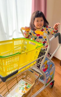 商品がバズったお礼にプレゼントしてもらった「キッズステップカートmini」（タナイさん提供）