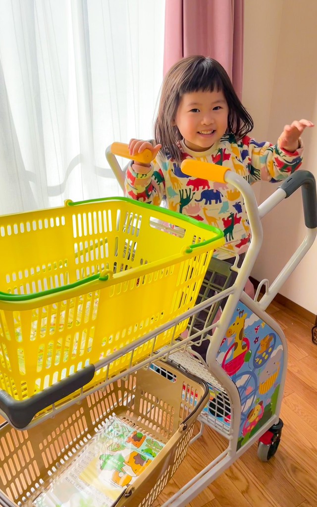 商品がバズったお礼にプレゼントしてもらった「キッズステップカートmini」（タナイさん提供）