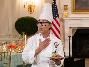 移民から非白人・女性で初のホワイトハウス総料理長　「気配りの人」惜しまれつつ引退