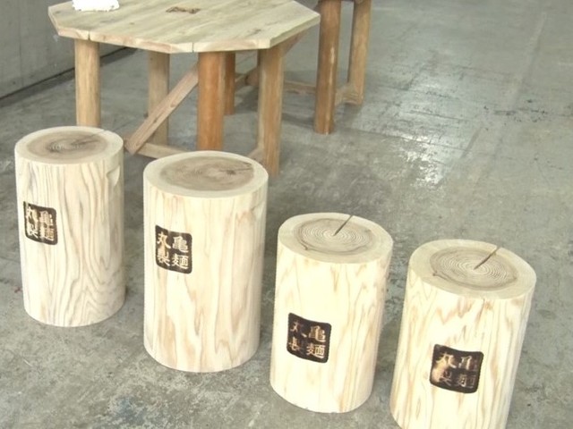 TOKIOが手づくりしたという丸太の椅子（提供）