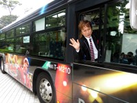 ラッピングバスに喜ぶ太川陽介＝2016年