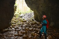 宇山洞について解説する地元ケイブツアーショップ・ポレポレの岡弘幸代表