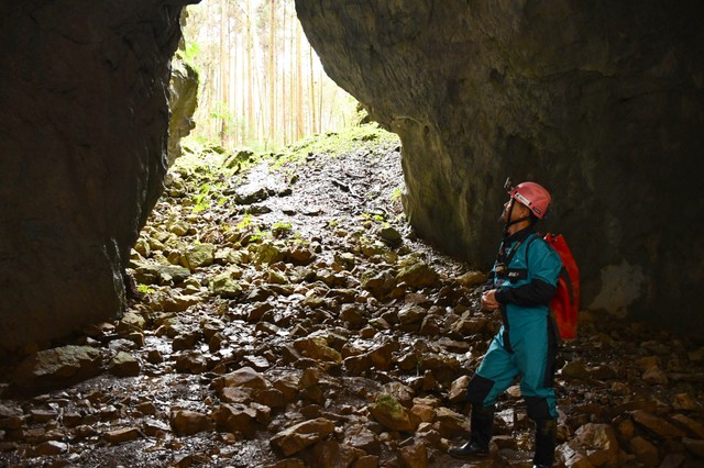 宇山洞について解説する地元ケイブツアーショップ・ポレポレの岡弘幸代表