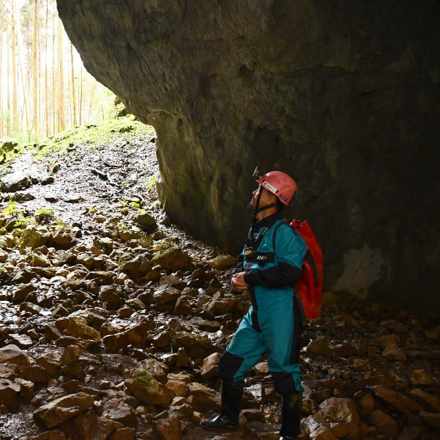 宇山洞について解説する地元ケイブツアーショップ・ポレポレの岡弘幸代表