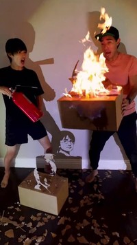 消火したつもりが――再び燃え上がり驚く２人。 ※黒主さんのX動画より抜粋