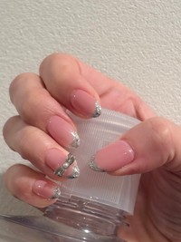 サロンでチェンジ後の可愛いネイル。短いネイルの方がカラコンを装着しやすいそう（画像提供：りりさん）