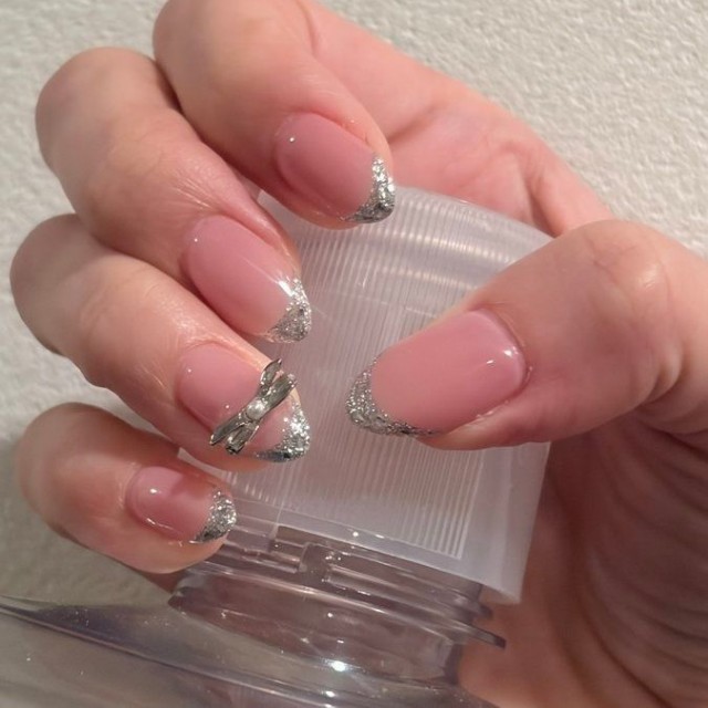 サロンでチェンジ後の可愛いネイル。短いネイルの方がカラコンを装着しやすいそう（画像提供：りりさん）