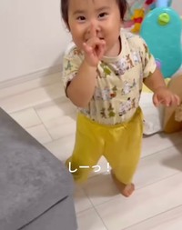 ママに「シーッ」！（提供：@rioland.0421さん）
