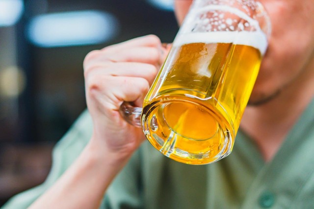 近年では、アルコール摂取によって肝硬変を発症する人の割合が増えています　※画像はイメージです（starmix/stock.adobe.com）