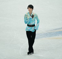 男子フリーで演技を終えて客席にあいさつする羽生結弦