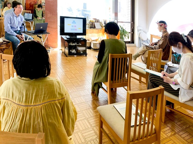 神話カフェの様子。カフェといっても常設の喫茶店ではなく、様々な場所で開催しているそう