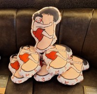 グッズ化された「開談花の雲」（絵師不詳）のクッション。ホストクラブを活用したの春画展の第2会場で販売されている