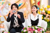 マジックを披露する夫と妻©ABC