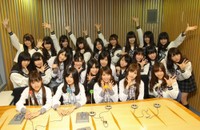 （前列左から）高橋みなみ、前田敦子、大島優子、小嶋陽菜、河西智美（中列左から）指原莉乃、片山陽加、柏木由紀、渡辺麻友、北原里英、宮崎美穂、峯岸みなみ、藤江れいな、多田愛佳、高城亜樹（後列左から）前田亜美、佐藤亜美菜、倉持明日香、奥真奈美、小野恵令奈、仁藤萌乃、佐藤すみれ、菊地あやか、小森美果＝2010年