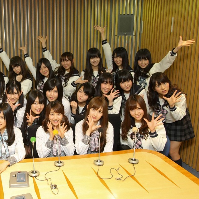 （前列左から）高橋みなみ、前田敦子、大島優子、小嶋陽菜、河西智美（中列左から）指原莉乃、片山陽加、柏木由紀、渡辺麻友、北原里英、宮崎美穂、峯岸みなみ、藤江れいな、多田愛佳、高城亜樹（後列左から）前田亜美、佐藤亜美菜、倉持明日香、奥真奈美、小野恵令奈、仁藤萌乃、佐藤すみれ、菊地あやか、小森美果＝2010年