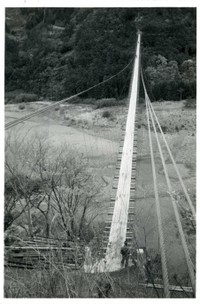 昔の谷瀬の吊り橋　手すりもスカスカ怖い…！／奈良県十津川村 広報班　公式Xより