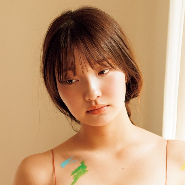 里仲菜月「旬撮GIRL Vol.32」（扶桑社）より＝撮影／鈴木ゴータ ヘアメイク／徳永舞 スタイリング／クメユナ