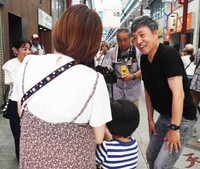 大阪市の天神橋筋商店街を歩き、支持を訴えた世良公則