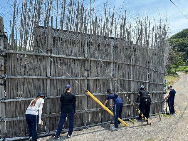 現存する間垣の調査・計測中の石川工業高等専門学校の学生たち（ぴんぽいんとさん提供）
