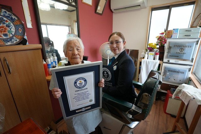 現役最高齢の理容師108歳115日の箱石シツイさんとマクミランさん（提供：ギネスワールドレコーズ）