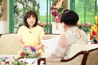 黒柳徹子さん（右）とトークを繰り広げる松本明子さん