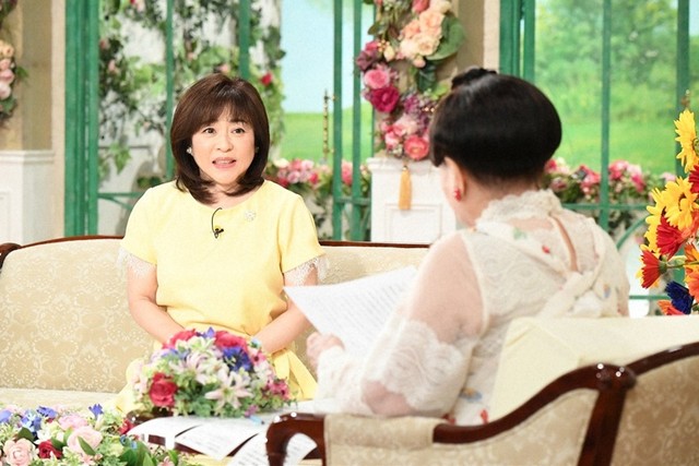 黒柳徹子さん（右）とトークを繰り広げる松本明子さん