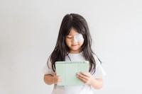 アイパッチで片目を隠して…このアイパッチがイヤだったと語る人も（MIA Studio/stock.adobe.com）