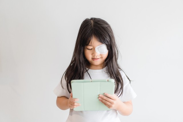 アイパッチで片目を隠して…このアイパッチがイヤだったと語る人も（MIA Studio/stock.adobe.com）