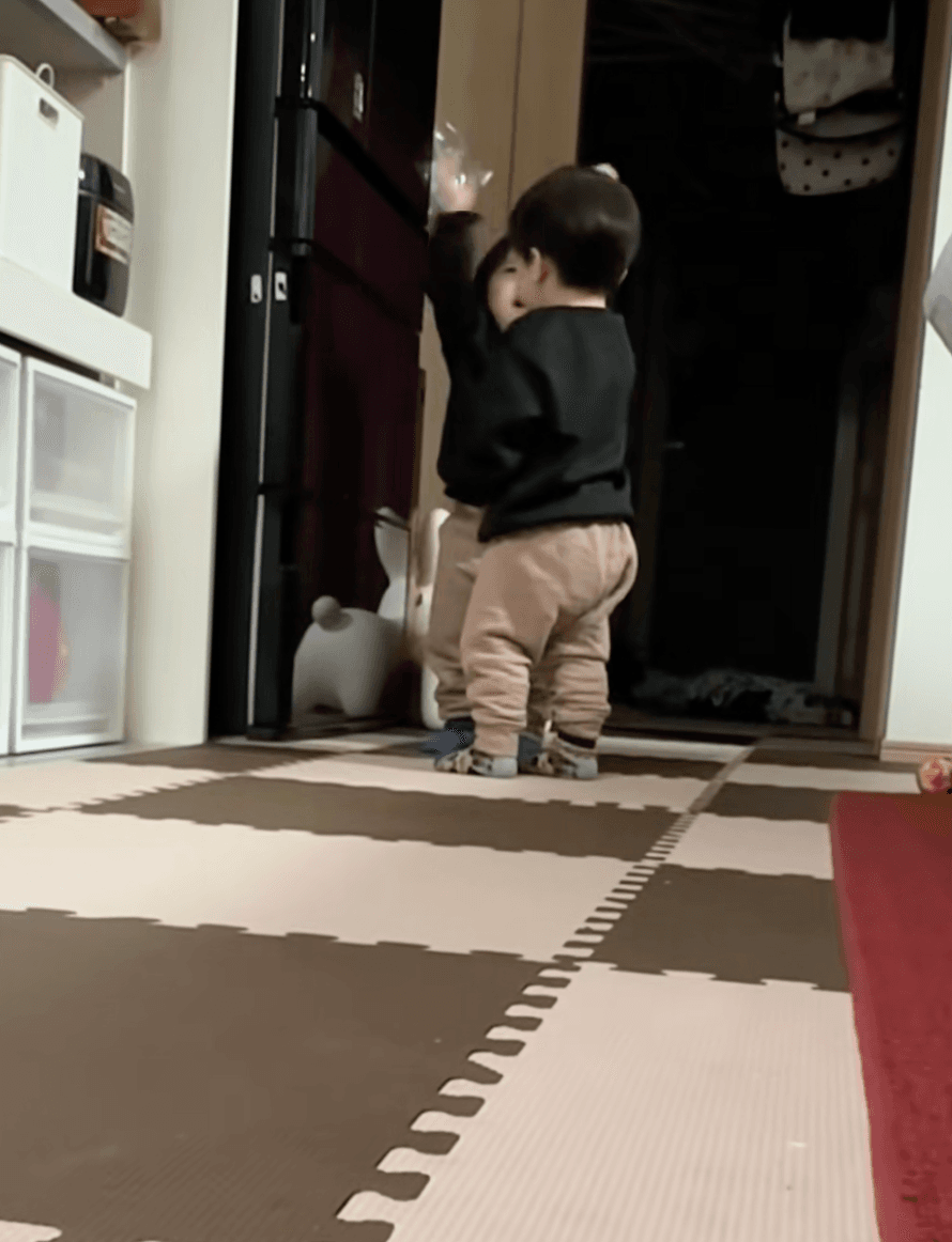 冷蔵庫の前で遊んでいるふたり（提供：@maikoneneさん）