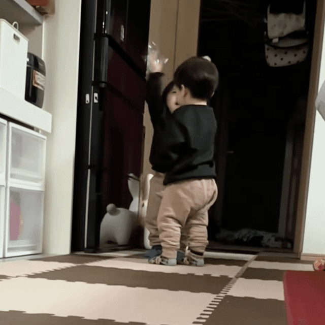 冷蔵庫の前で遊んでいるふたり（提供：@maikoneneさん）