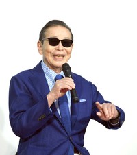 知的好奇心をくすぐられたタモリが笑顔を見せる