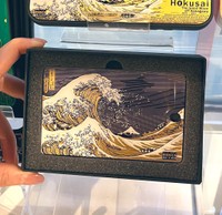 葛飾北斎の作品をあしらったFLASH ICカードケース（東京都美術館ミュージアムショップ提供）