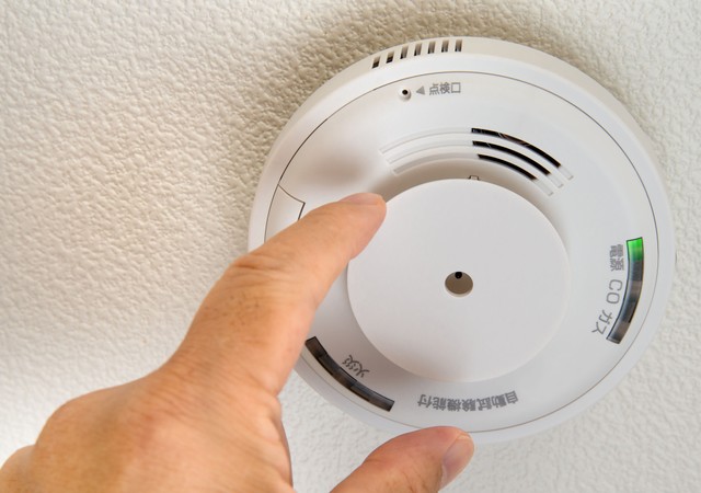 お家の火災報知器、古くなってない？※画像はイメージです（Caito/stock.adobe.com）