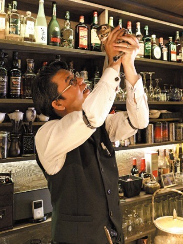 バーテンダーである義治さんが「高い、高い」をすると、茶月がシェイカーに見えます（写真提供・井上義治,やよい）
