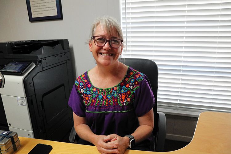 リジー・ケイン・クラークは、地域のNPO、ウェルカム・テーブルのスタッフとして、チルドレンズ・ディフェンス・ファンドと共に「フリーダム・スクールス」という子どもの社会参加を促す活動に取り組んでいる。NPOは公立学校と違って、州法の適用を受けず、今のところ自由に活動できているという=2025年9月、米国・オースティン、秋山訓子撮影