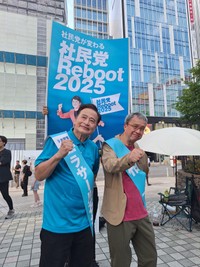 解体工事宙の旧・新宿アルタを背に「コント赤信号」の盟友・小宮孝泰（右）とポーズを取るラサール石井＝都内のＪＲ新宿駅東口