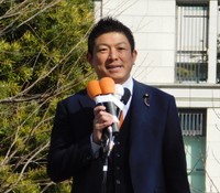 演説する参政党・神谷宗幣代表＝東京駅前