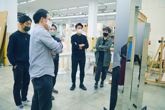 プロトタイプを用いた実験および議論の様子