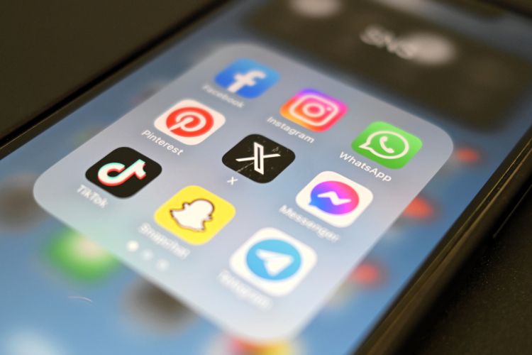 スマートフォンの普及とともに、プラットフォーマーが提供する多様なソーシャルメディアが登場した＝藤原学思撮影