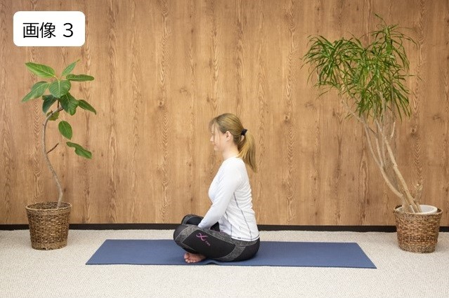 【姿勢を整える簡単セルフケア】少し反り腰になるように骨盤を前に傾けていきます（出典：株式会社心と体サプライズ調べ）