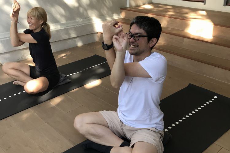 記者（右）の隣で、ポーランド出身の「イメージメーカー」マルタさんがヨガを楽しんでいた