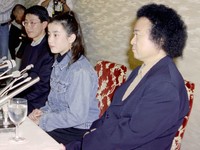 宮沢りえの写真集発売会見に同席した篠山紀信さん（右）＝１９９１年１０月