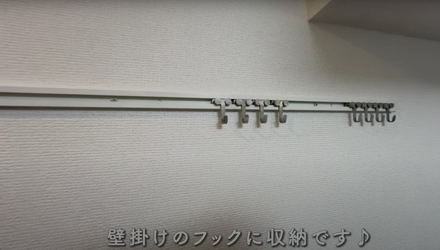 クローゼットの代わりに衣服は壁掛けフックでの収納に／いつでも不動産さん（@itsudemofudosan）