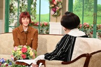 10日放送の「徹子の部屋」に出演するIMALU（左）と司会の黒柳徹子＝テレビ朝日提供