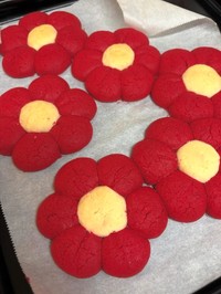 食紅を入れすぎて真っ赤になった手作りクッキー／菅野祐子さん（@sgyk33）提供