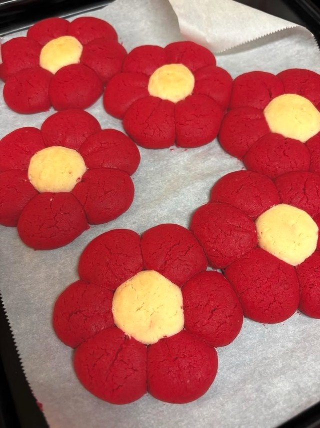 食紅を入れすぎて真っ赤になった手作りクッキー／菅野祐子さん（@sgyk33）提供