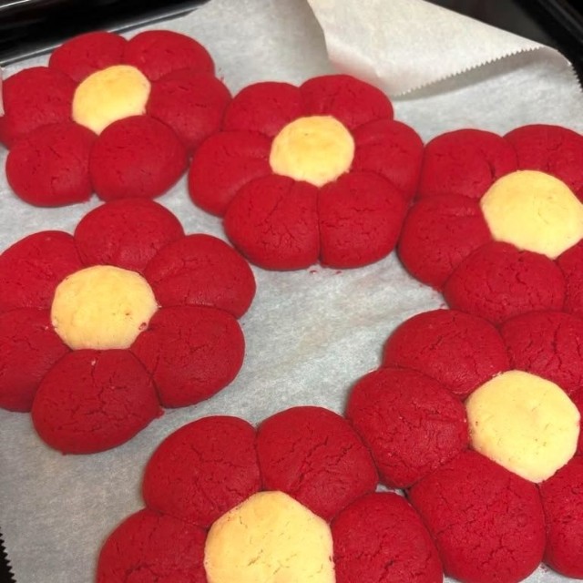 食紅を入れすぎて真っ赤になった手作りクッキー／菅野祐子さん（@sgyk33）提供